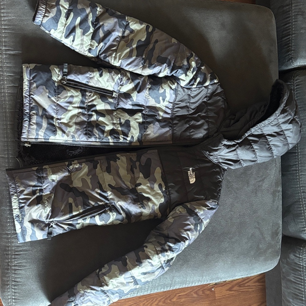 The North Face boys youth L 14/16 camo Reversible Winter coat smoke free home